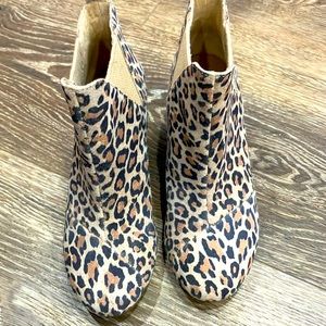 Tom’s animal print wedge
